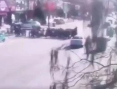 Βίντεο: Αυτοκίνητο πέφτει πάνω σε παιδιά χωρίς λόγο και αιτία - 5 νεκροί
